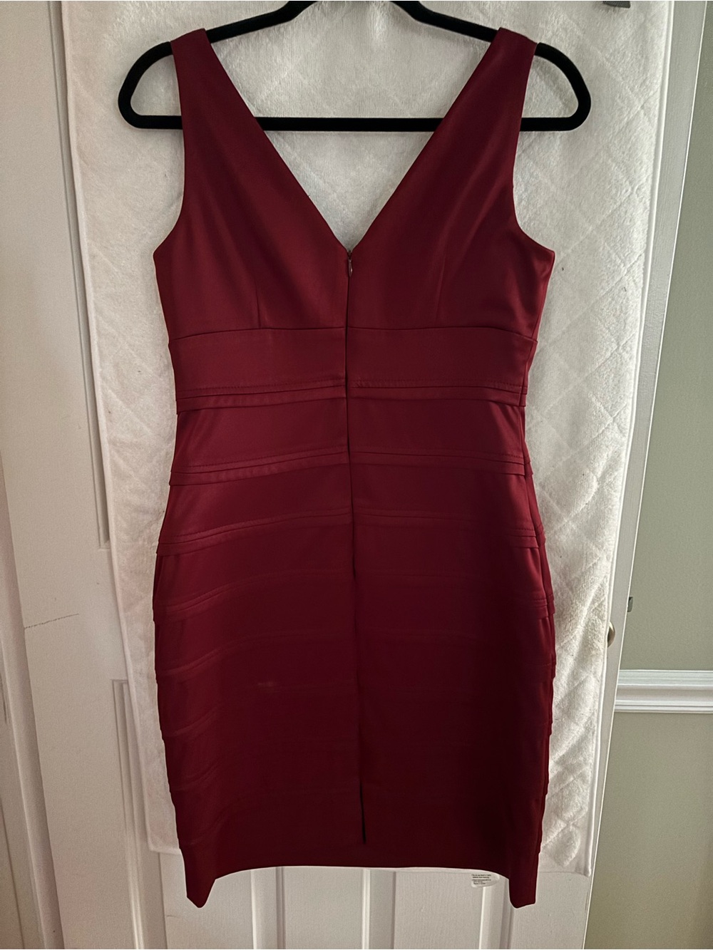 Sleeveless V-Neck Bodycon Mini Dress in Wine